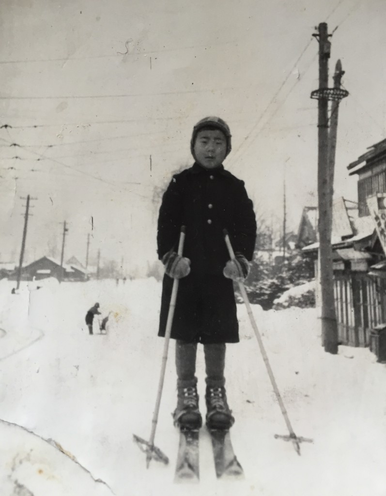 1940年(昭和15)芳賀スキー製作所前にて撮影2芳賀孝郎さん提供