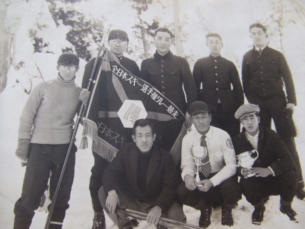 栗谷川平五郎さん(前列右から2番目)と父(前列左から1番目)