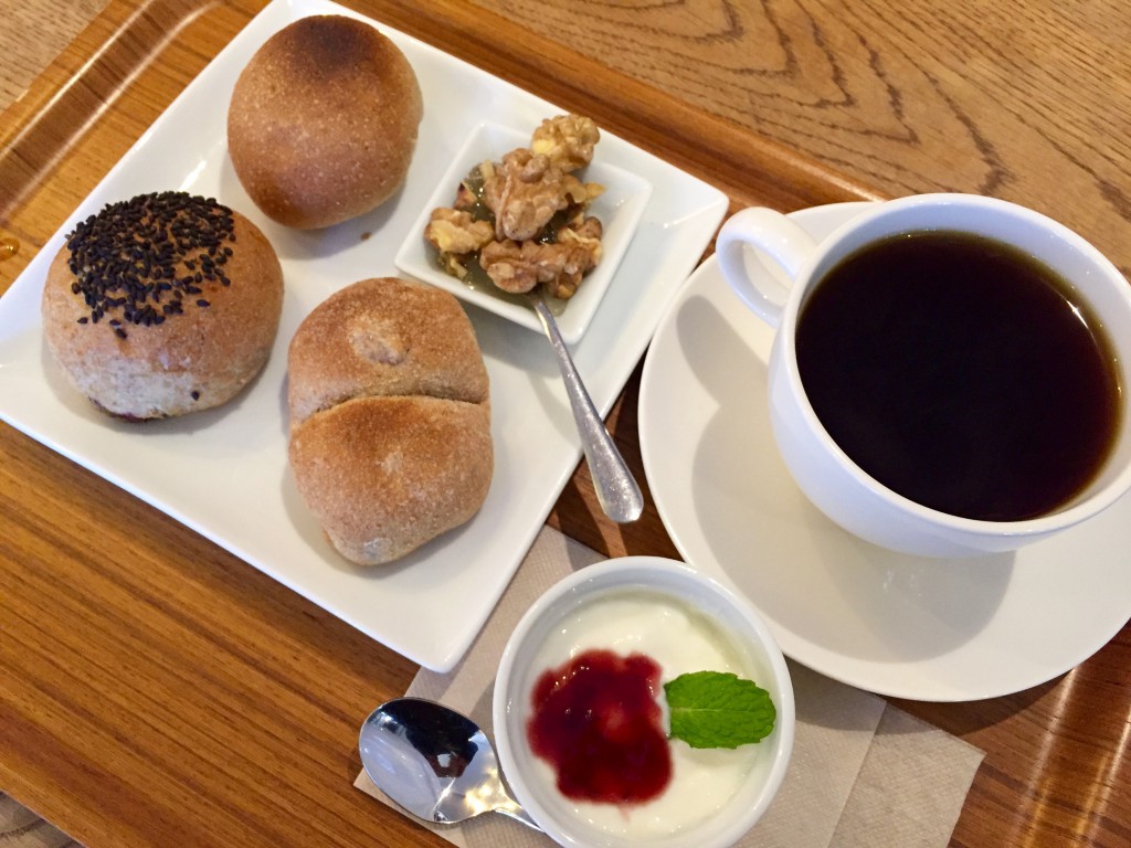 Cafeロウライフさんの３種の丸パン くるみ＆蜂蜜かけ(コーヒー付き)700円IMG_1471