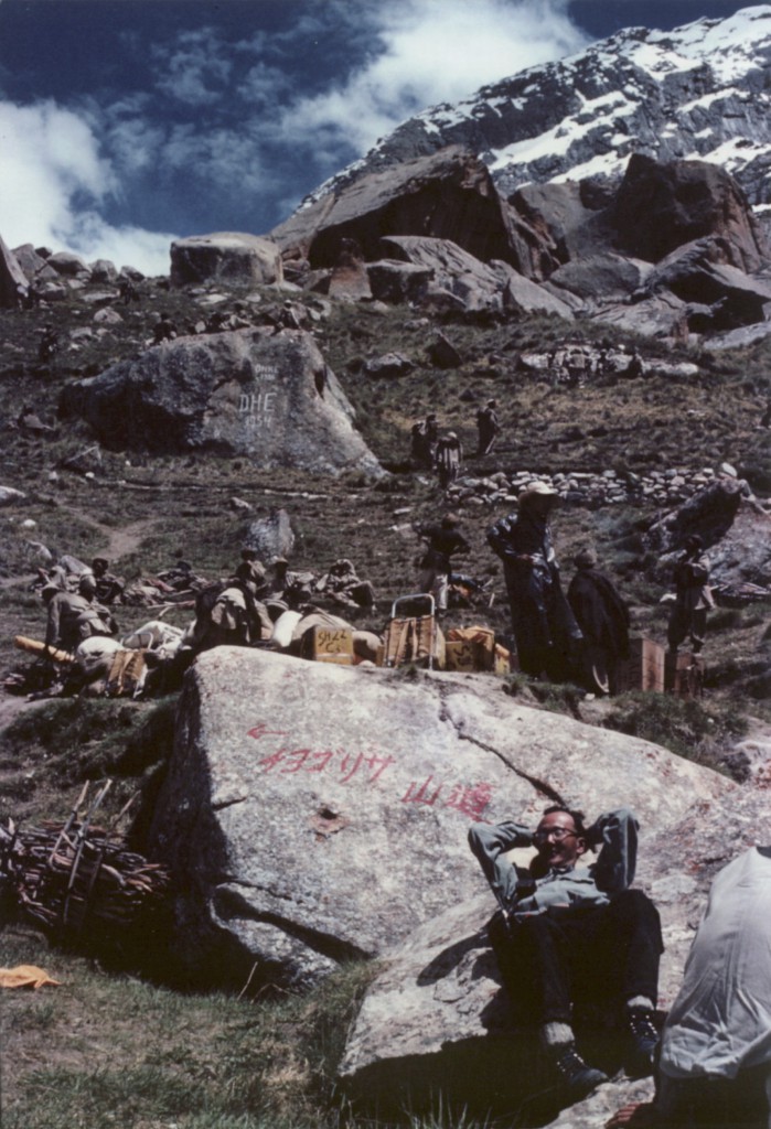 ヒマラヤ登山べーキャンプで寛ぐ加藤泰安先輩 1958年8月 