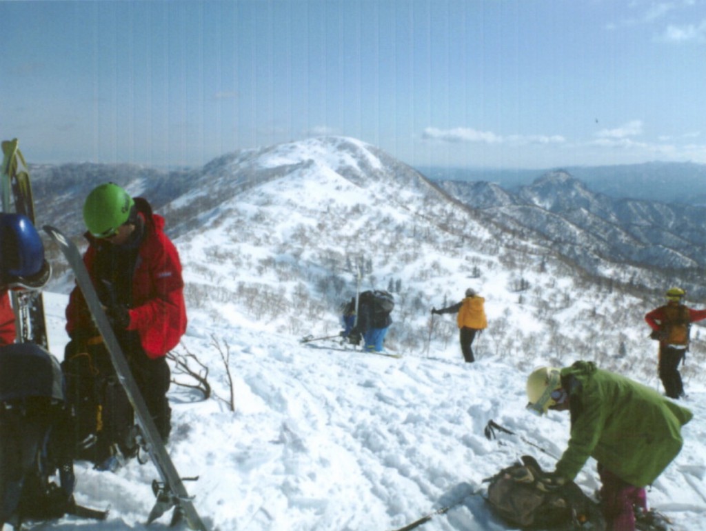 朝里岳山頂にて仲間とともに(中央奥が芳賀さん) 2016年3月